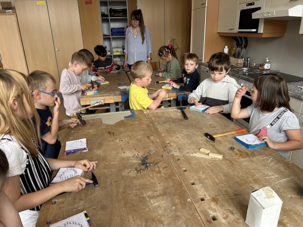 Kinder nageln mit dem Hammer